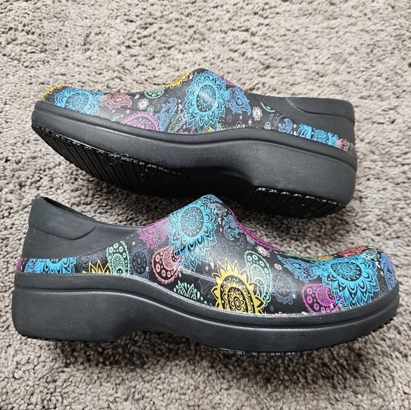 CROCS Neria Pro II Graphic Clog Women’s 11 W Black Colorful Paisley Dual Comfort - Picture 4 of 8